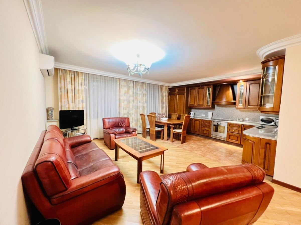 Family Spacious 3 Bedroom Apartment In The Middle Of City Center, Next To North Avenue Yerevan Exterior photo