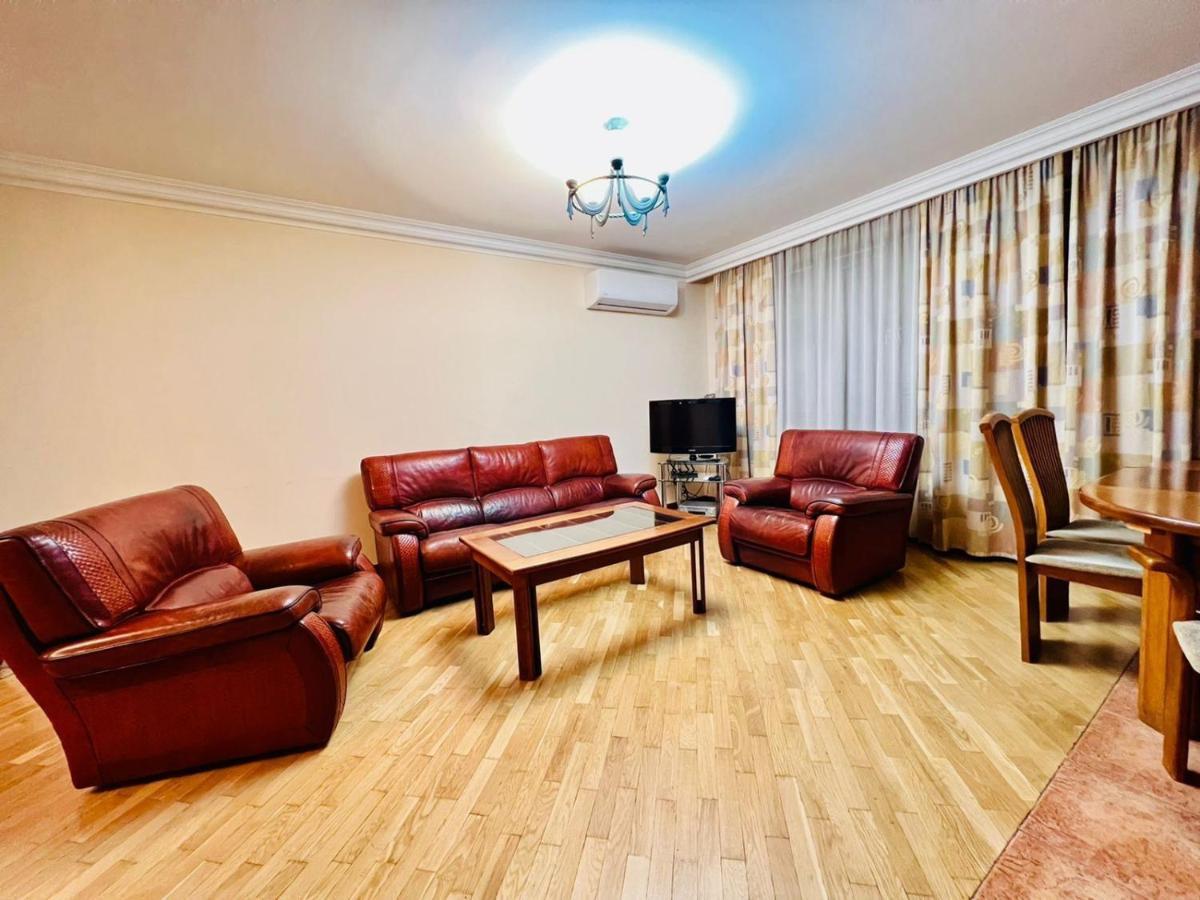 Family Spacious 3 Bedroom Apartment In The Middle Of City Center, Next To North Avenue Yerevan Exterior photo