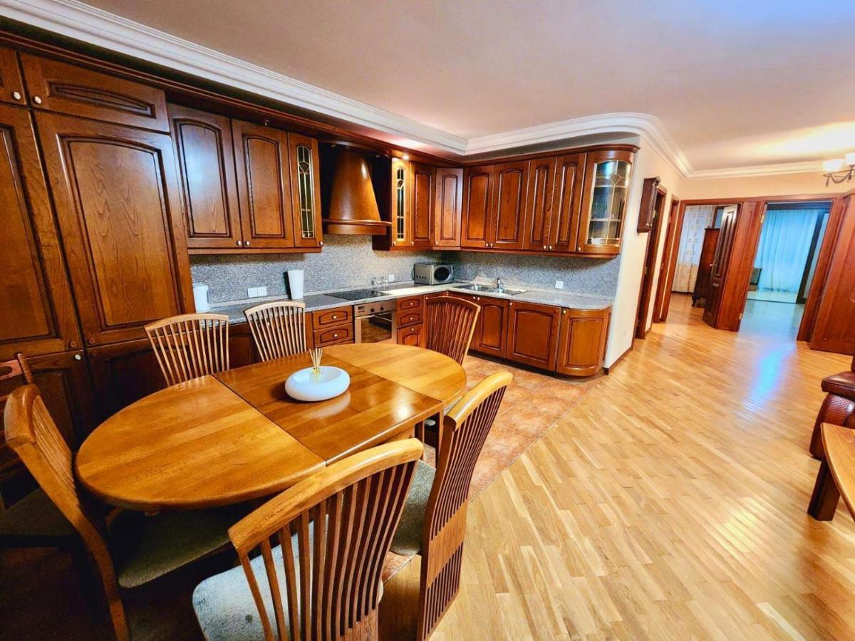 Family Spacious 3 Bedroom Apartment In The Middle Of City Center, Next To North Avenue Yerevan Exterior photo