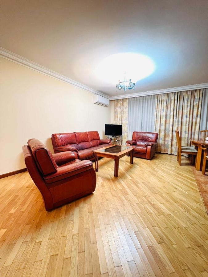 Family Spacious 3 Bedroom Apartment In The Middle Of City Center, Next To North Avenue Yerevan Exterior photo