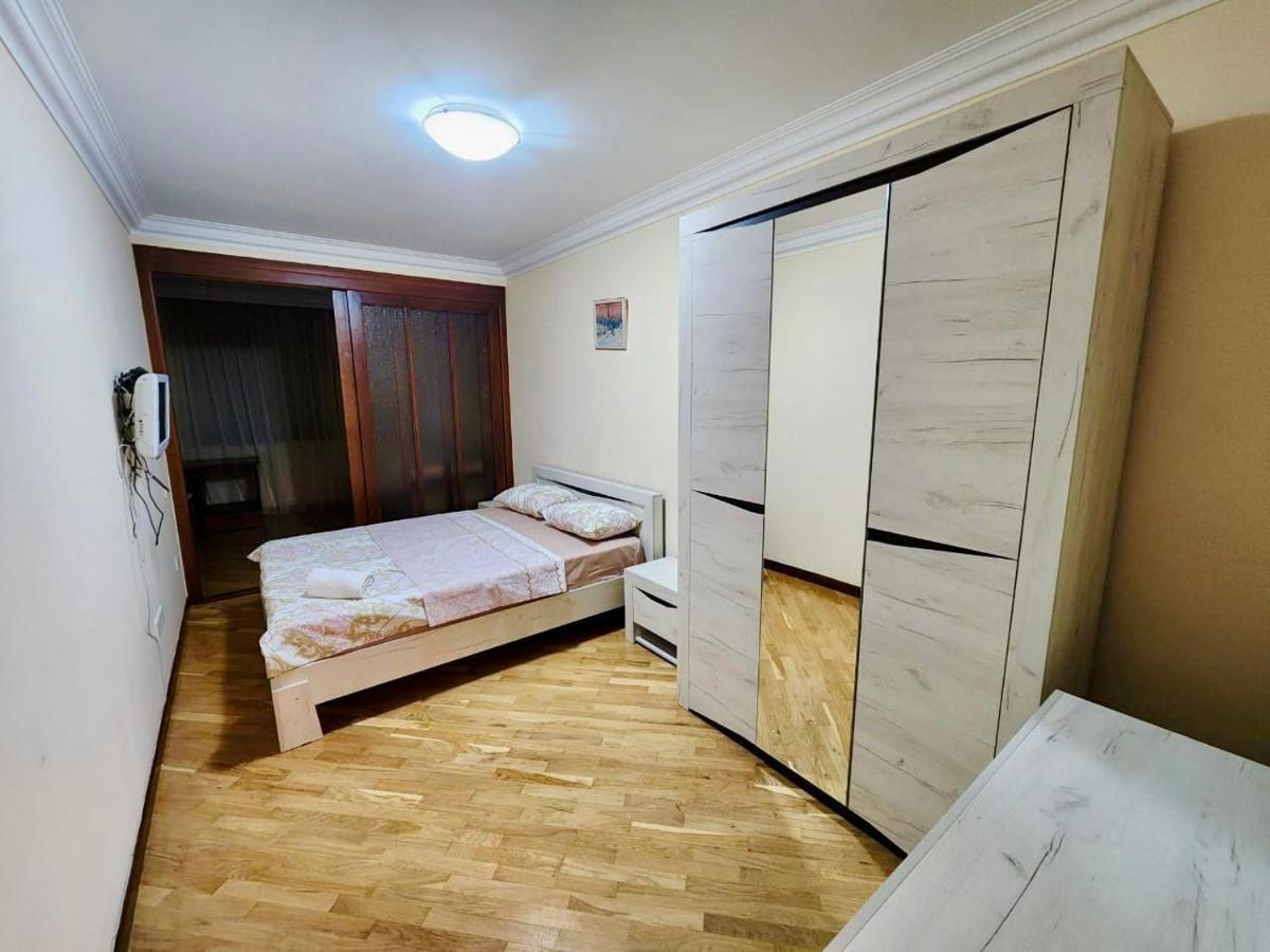 Family Spacious 3 Bedroom Apartment In The Middle Of City Center, Next To North Avenue Yerevan Exterior photo